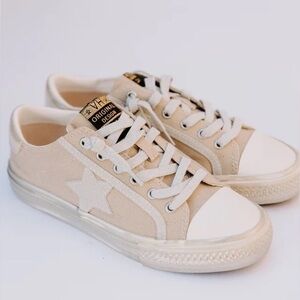 Vintage Havana Alive - Tan Sneaker Size 7 ⭐️